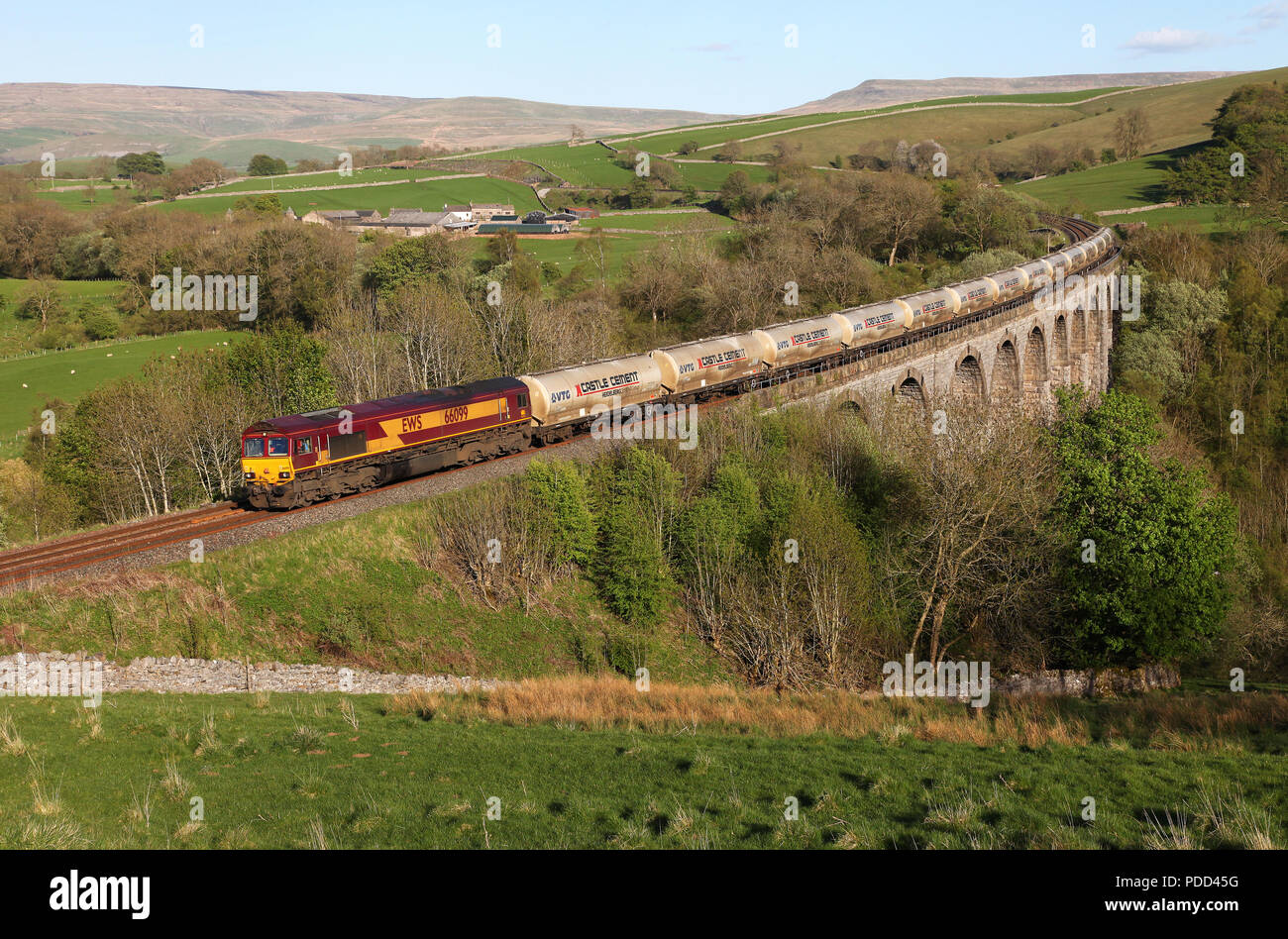 66099 capi su Smardale viadotto con il Clitheroe per cemento Mossend il treno. Foto Stock