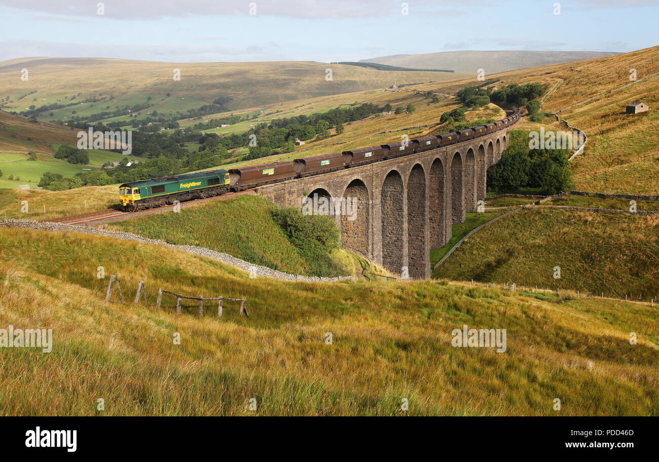 66535 passa sopra Arten Gill viadotto con un Drax PS del carbone sul servizio 31.8.13 Foto Stock