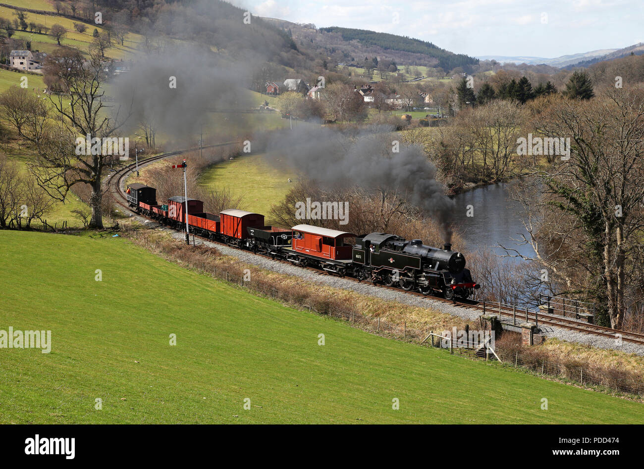 80072 capi lontano da Glyndyfrdwy con e trasporto sul Llangollen Railway 20.4.13 Foto Stock