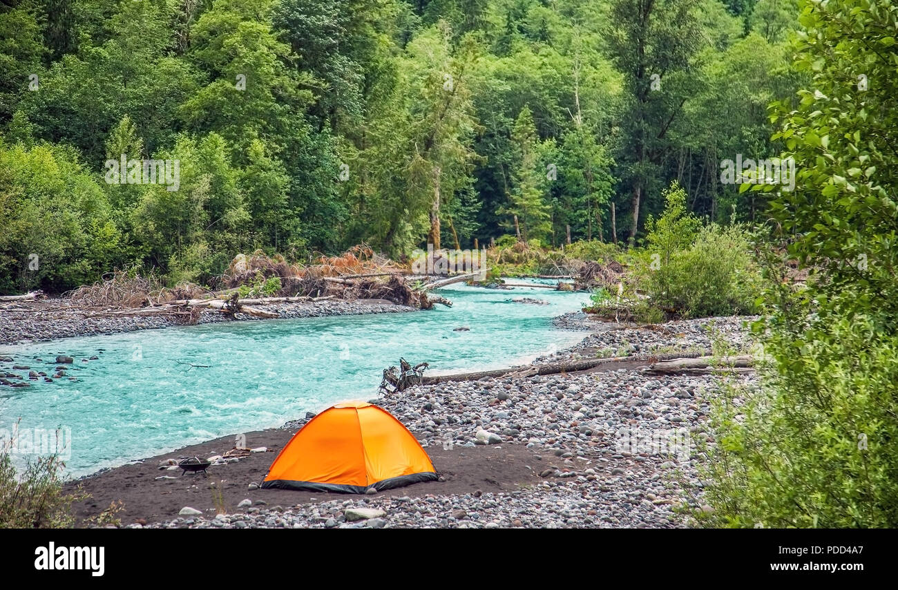 Tenda sul fiume Nisqually in Mount Rainier National Park in Washington STATI UNITI D'AMERICA Foto Stock