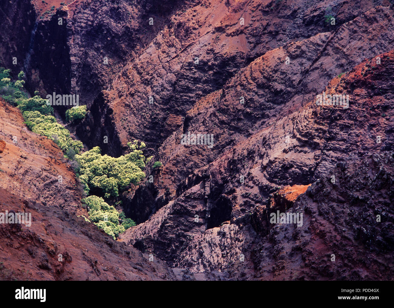 Il Canyon di Waimea che mostra gli strati di weathered basalto vulcanico da milioni e milioni di anni fa, Kauai, Hawaii. Foto Stock