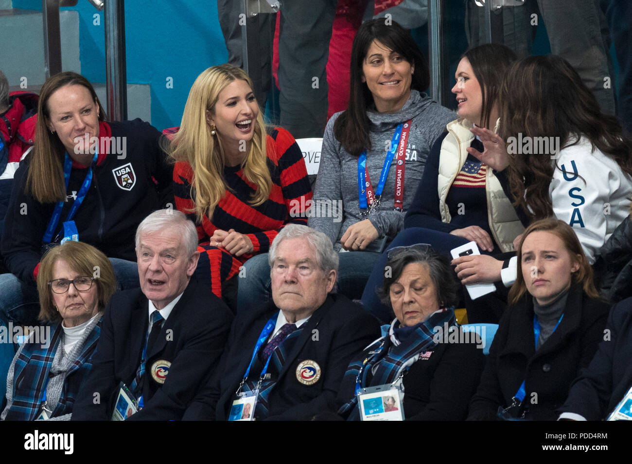 Ivanka Trump e Sarah Huckabee Sanders guardando il Team USA vs Team Svezia competere nel Curling medaglia d oro gioco presso i Giochi Olimpici Invernali Pyeo Foto Stock