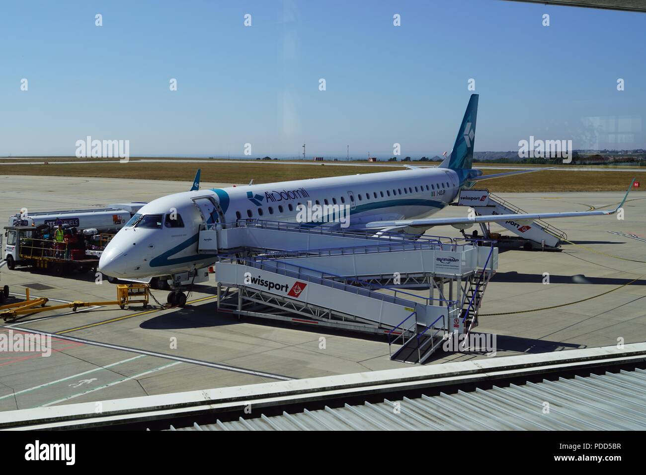 Embraer 195 I-ADJP di Air Dolomiti presso l'aeroporto di Jersey Foto Stock