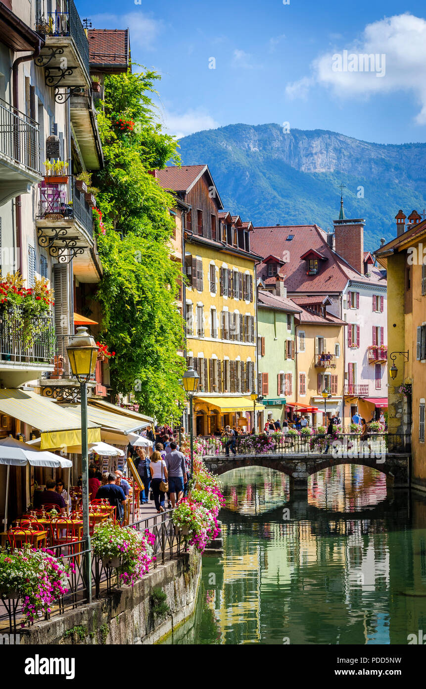 Il lago di Annecy in esecuzione attraverso la bella città alpina di Annecy nel sud-est della Francia. Foto Stock