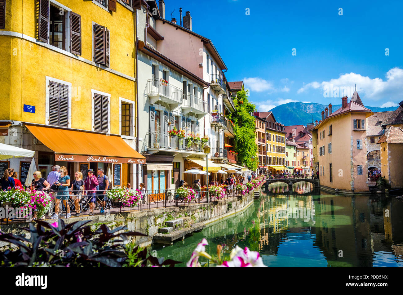 Il lago di Annecy in esecuzione attraverso la bella città alpina di Annecy nel sud-est della Francia. Foto Stock