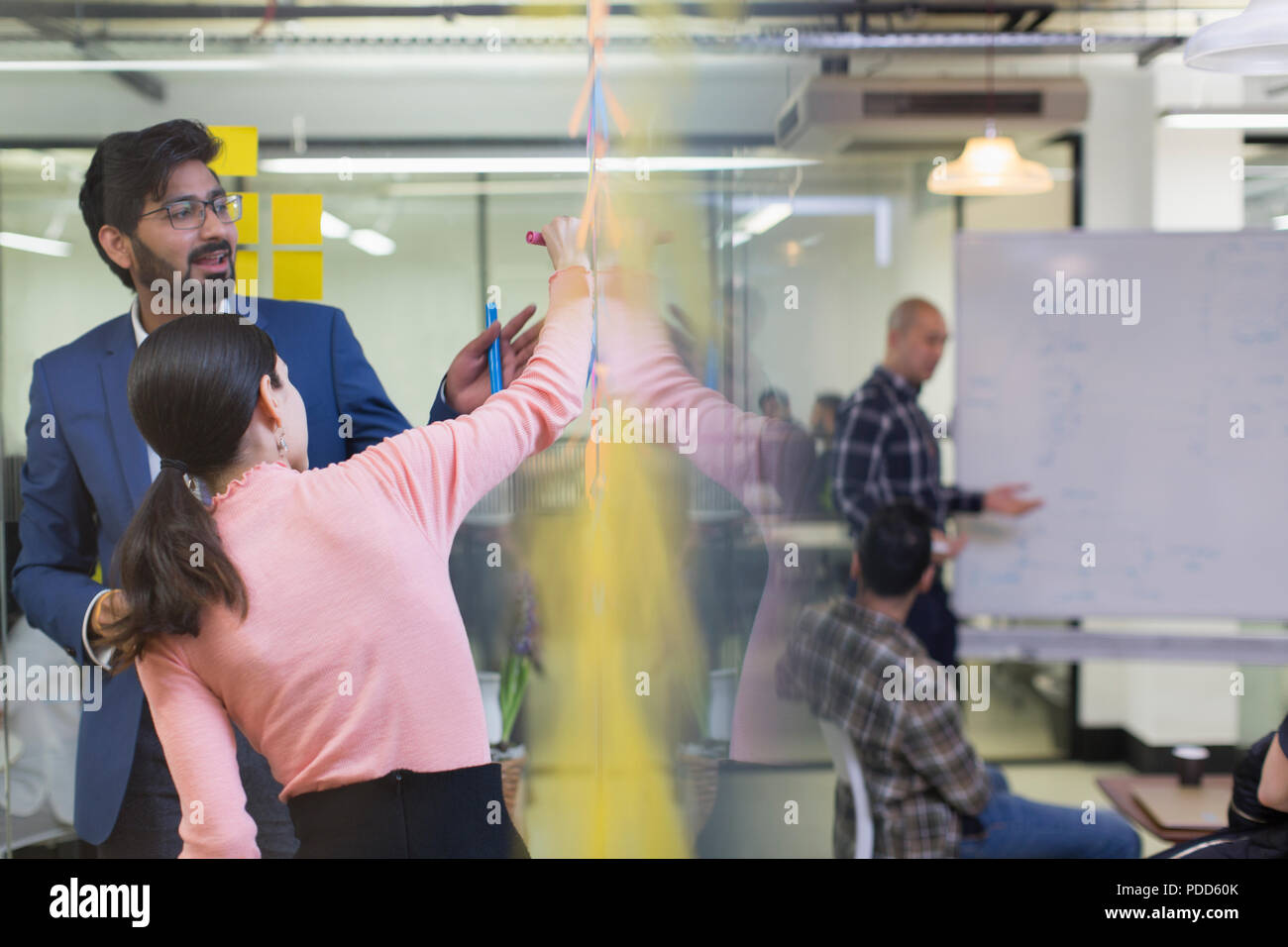 Azienda creativa brainstorming di persone in ufficio Foto Stock