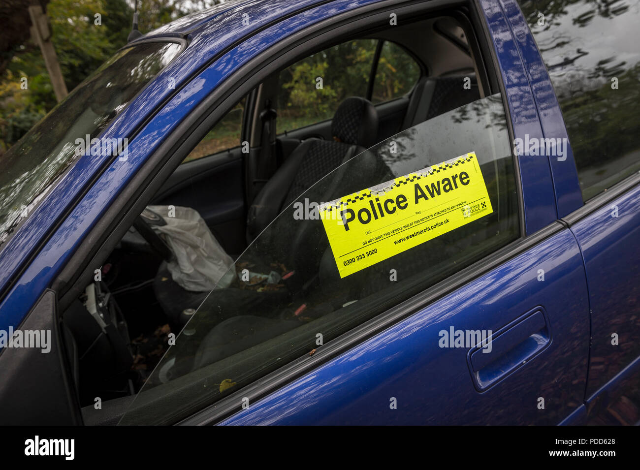 Consapevole di polizia adesivo su un veicolo abbandonato. Foto Stock