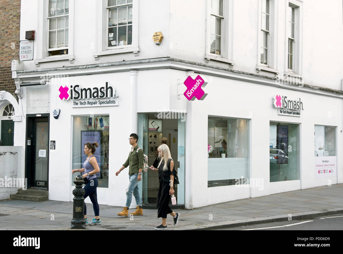Esterno di un ramo della tech riparazione negozio specializzato, ismash, su Kings Road, a Chelsea, Londra, Inghilterra Foto Stock