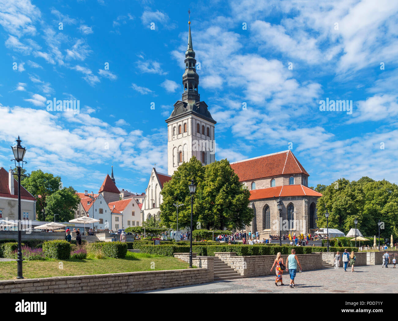 Tallinn, Estonia. Vista del centro storico (Vanalinn) guardando verso St Ncholas' Church, che ospita il Museo Niguliste, Tallinn, Estonia Foto Stock