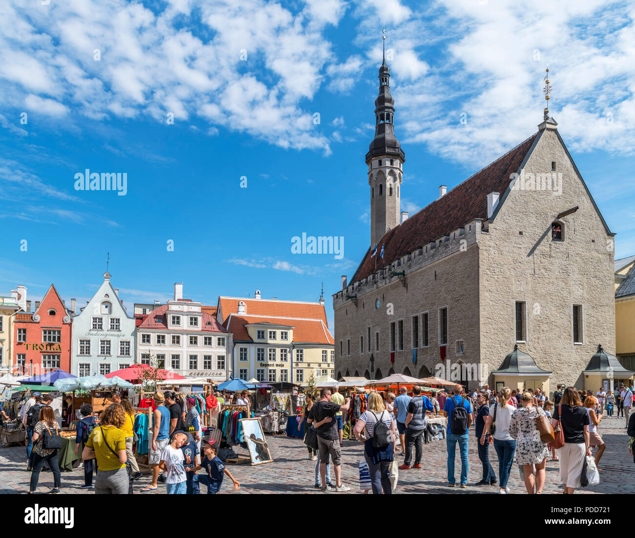 Tallinn, Estonia. Raekoja plats (Piazza Municipio) guardando verso il Municipio e il centro storico (Vanalinn), Tallinn, Estonia Foto Stock