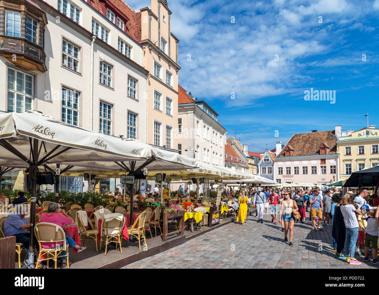 Tallinn cafe. Caffetterie, bar e ristoranti sulla Raekoja plats (Piazza Municipio) nella storica Città Vecchia (Vanalinn), Tallinn, Estonia Foto Stock