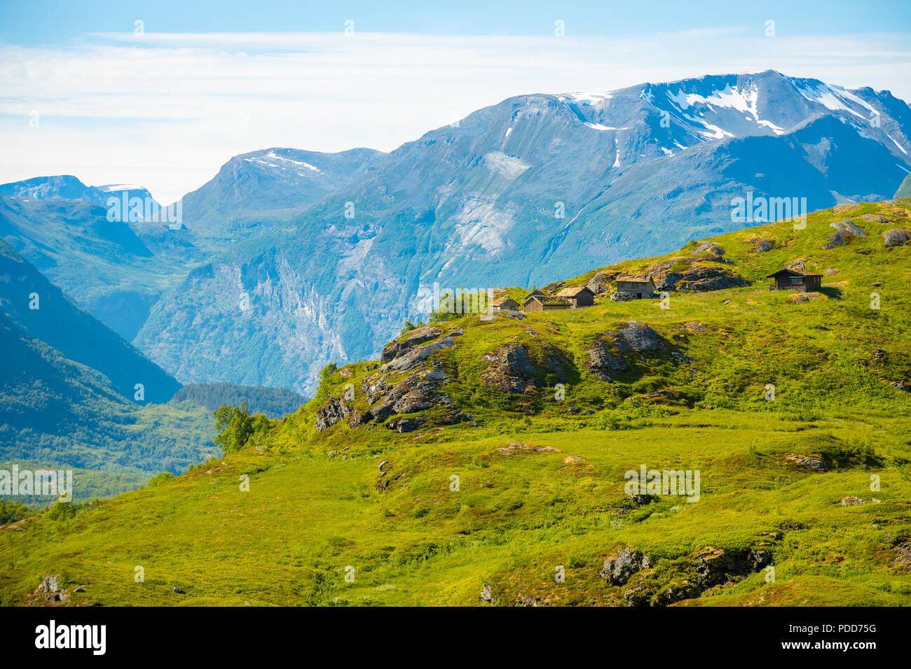 In legno case vecchie nella regione montagnosa è in aumento per la montagna Dalsnibba, Norvegia Foto Stock