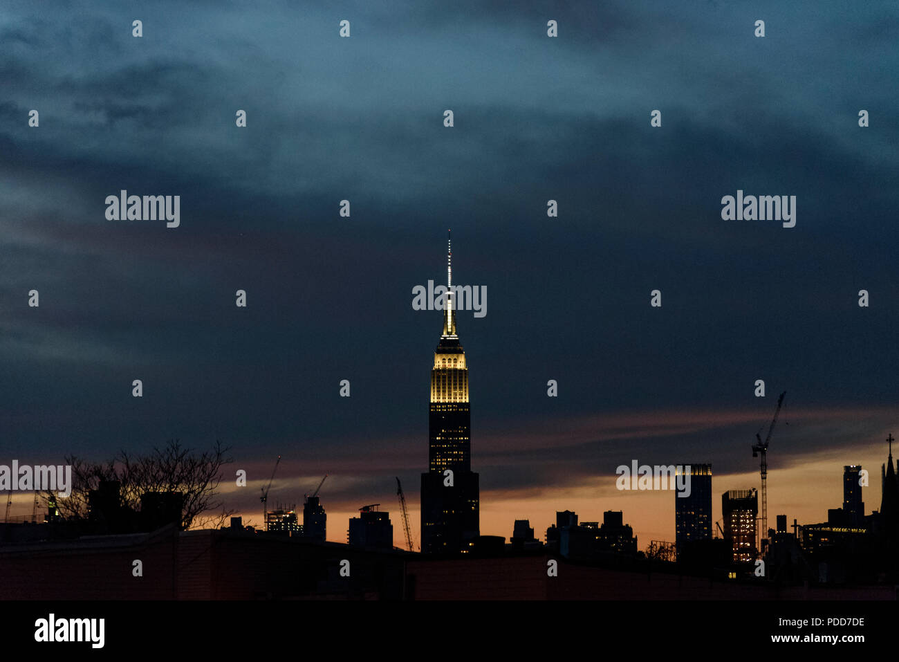 01-11-15, New York, Stati Uniti d'America. Empire State Building di notte, fotografata da Greenpoint, Brooklyn. Foto: © Simon Grosset Foto Stock