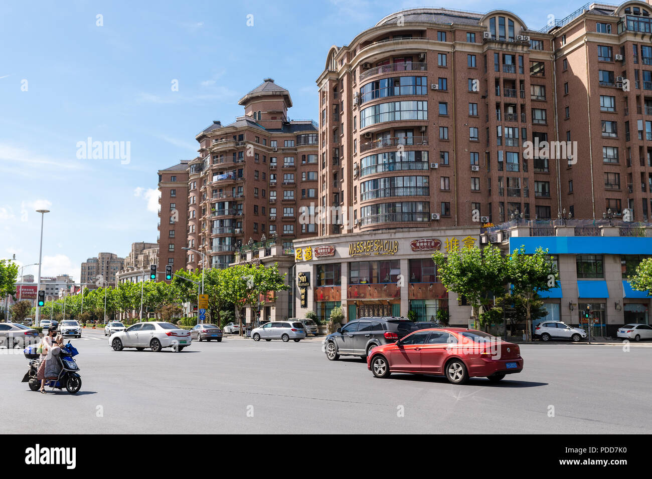 Giunzione occupato in Xinmin Jiazhai area di Shanghai in Cina. Area è popolare con la comunità di espatriati con ristoranti occidentali, di lingua inglese s Foto Stock