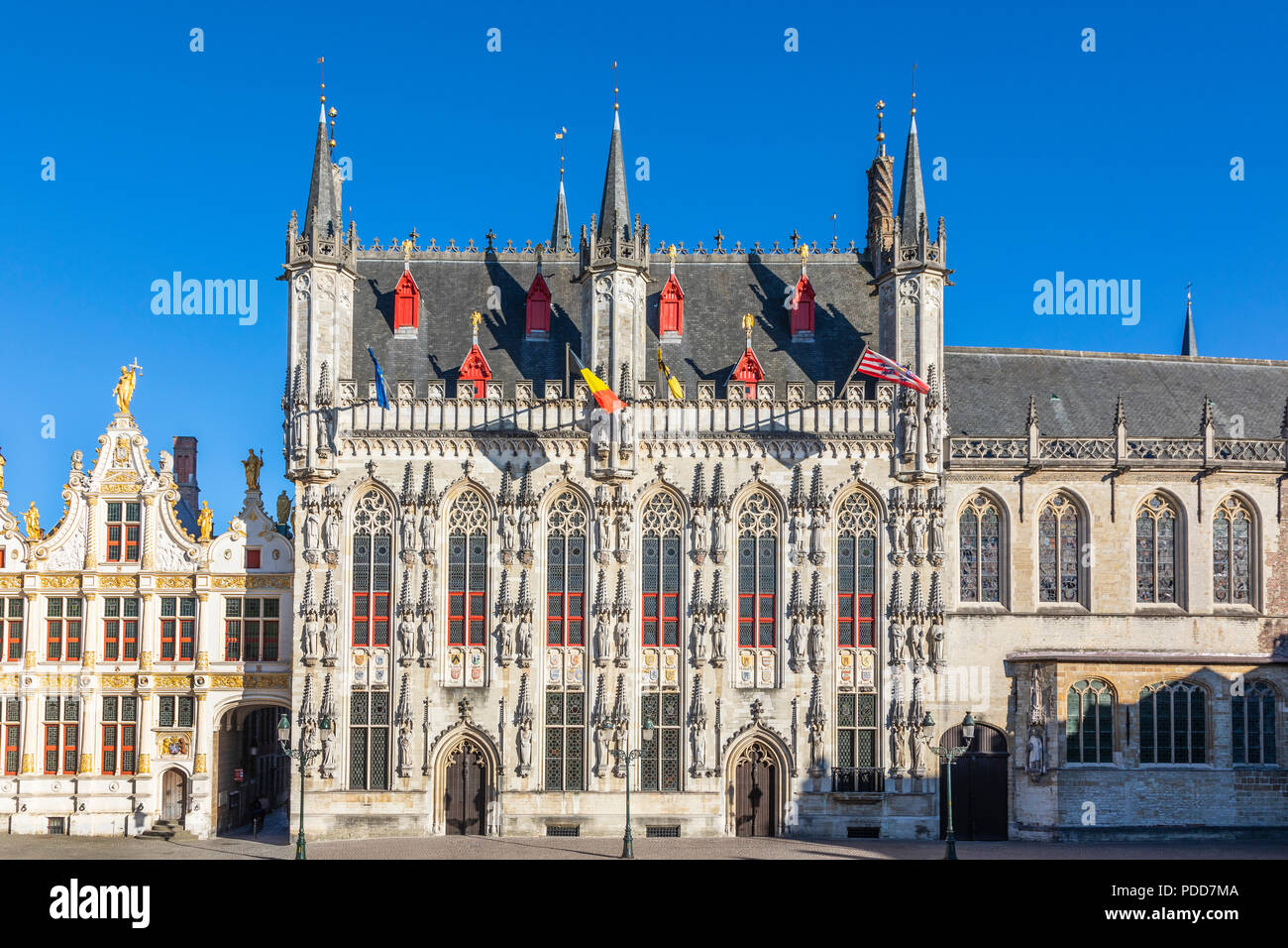 Settecento fiammingo architettura rinascimentale per gli edifici che sono stati utilizzati per i tribunali e città degli edifici del Consiglio, Burg, Bruges, Belgio Foto Stock