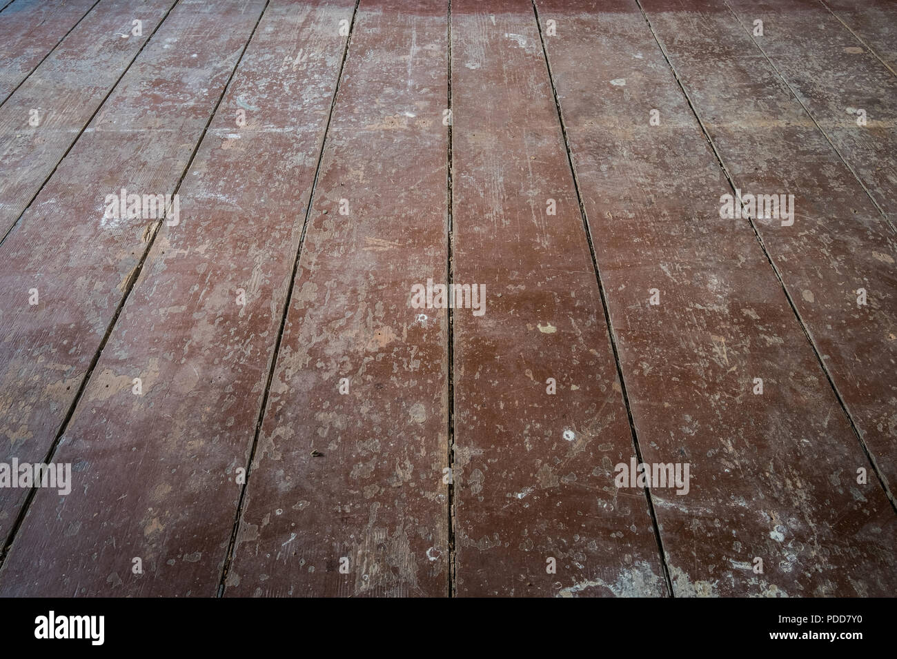 Vecchia scheda di legno / pavimento parquet in camera appartamento prima del rinnovo - Foto Stock