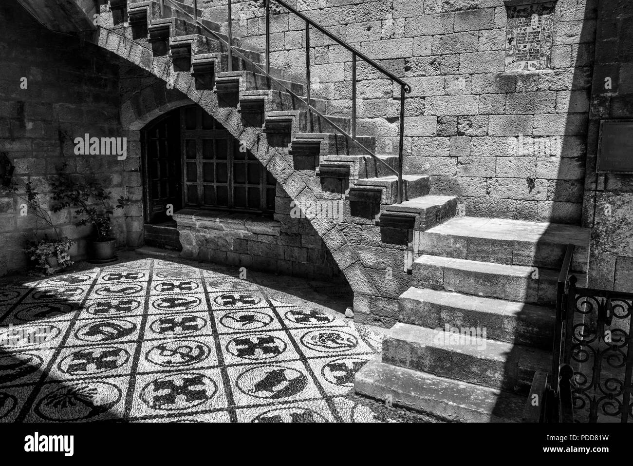 Una foto in bianco e nero di un cortile di un edificio medievale nella città vecchia di Rodi, Grecia Foto Stock