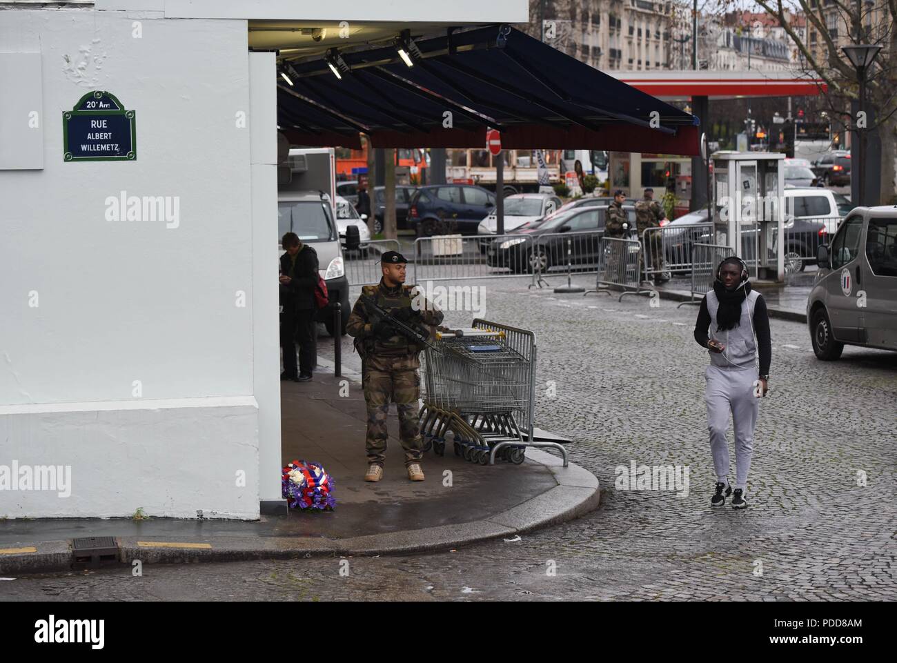 6 gennaio 2016 - Parigi, Francia: Ingresso dell'Hypercacher shop, dove quattro ebrei francesi sono stati uccisi il 9 gennaio 2015. Un anno dopo l'attacco, il supermercato ebraica ha riaperto ed è custodito da diversi soldati francesi. L'hypercacher Porte de Vincennes, nazioni unite un apres les attentats de janvier 2015. *** La Francia / NESSUNA VENDITA A MEDIA FRANCESI *** Foto Stock