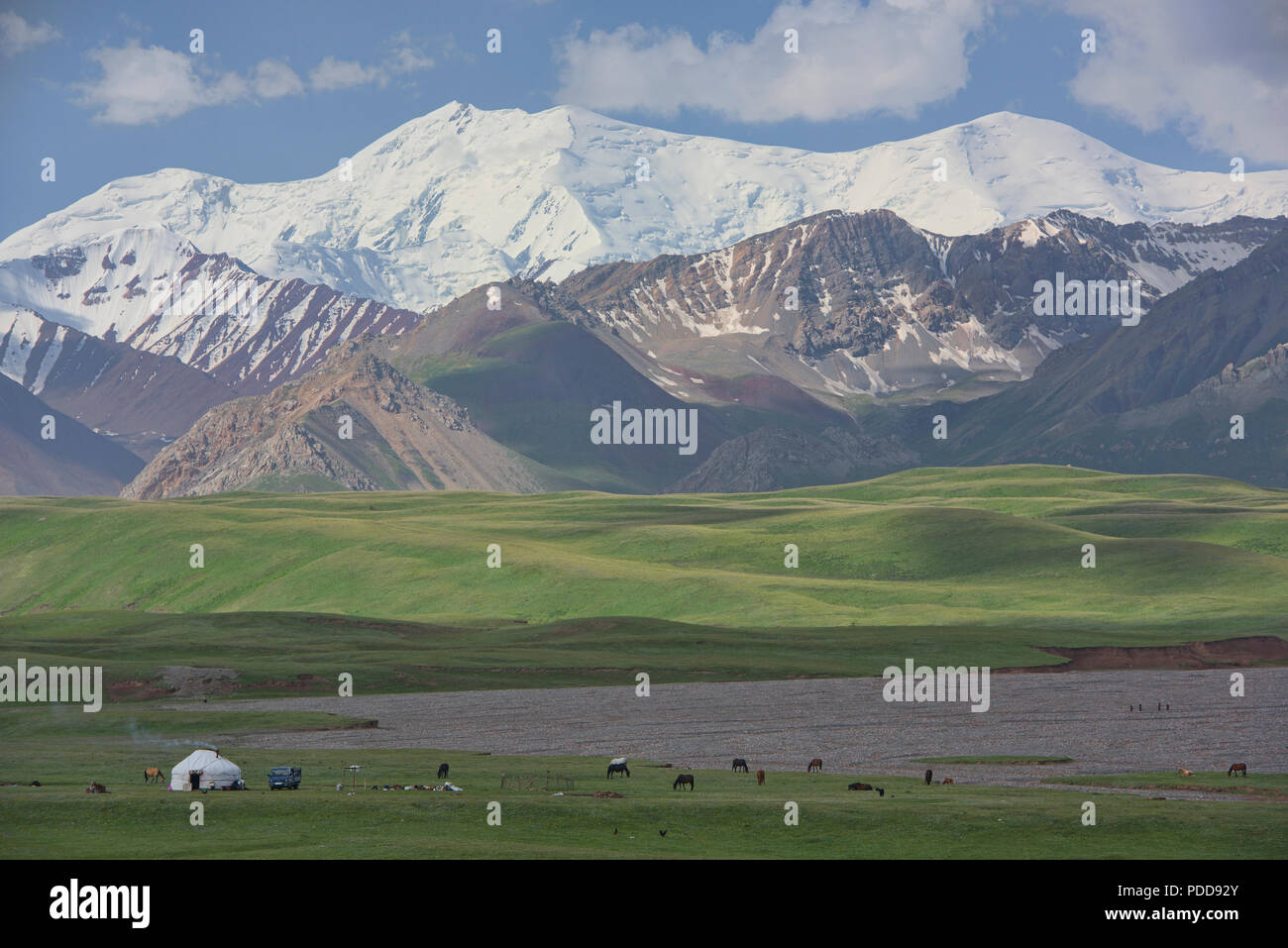 Il High Pamirs salire su una solitaria yurt lungo la strada del Pamir, Kirghizistan Foto Stock