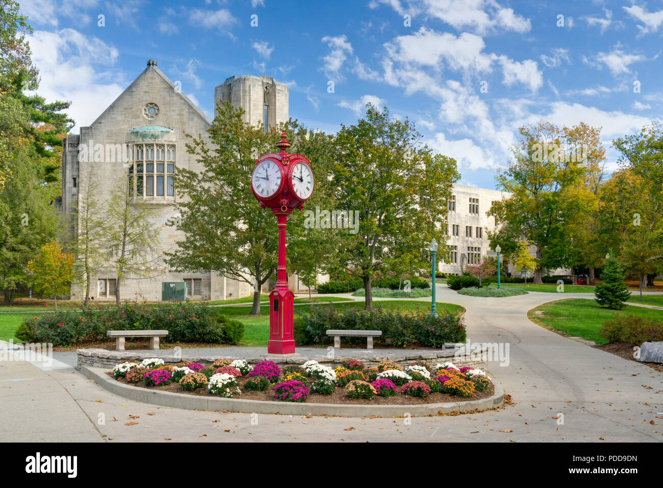 BLOOMINGTON, IN/USA - Ottobre 22, 2017: punto di riferimento di clock di campus e il logo sul campus dell'Università dell'Indiana. Foto Stock