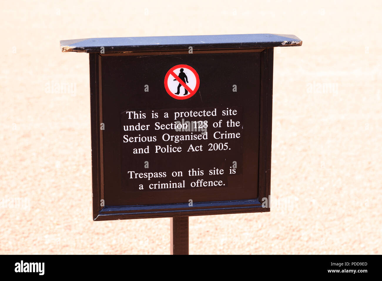Segnale di avvertimento contro la trasgressione sui terreni di Sua Maestà la Regina Elisabetta II royal residence, Buckingham Palace, City of Westminster, Londra, Eng Foto Stock