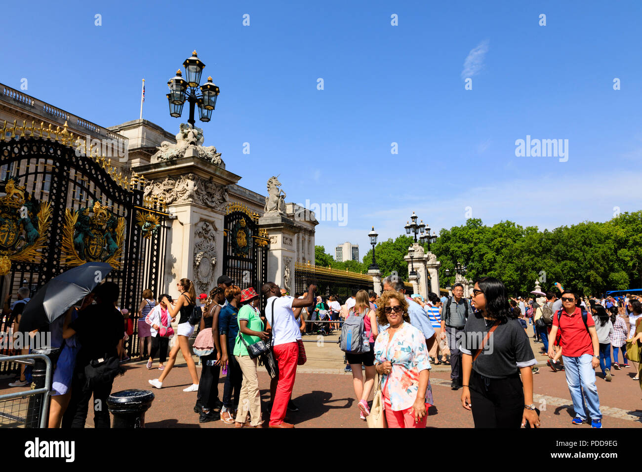 La folla di turisti al di fuori di Sua Maestà la Regina Elisabetta II royal residence, Buckingham Palace, City of Westminster, Londra, Inghilterra Foto Stock