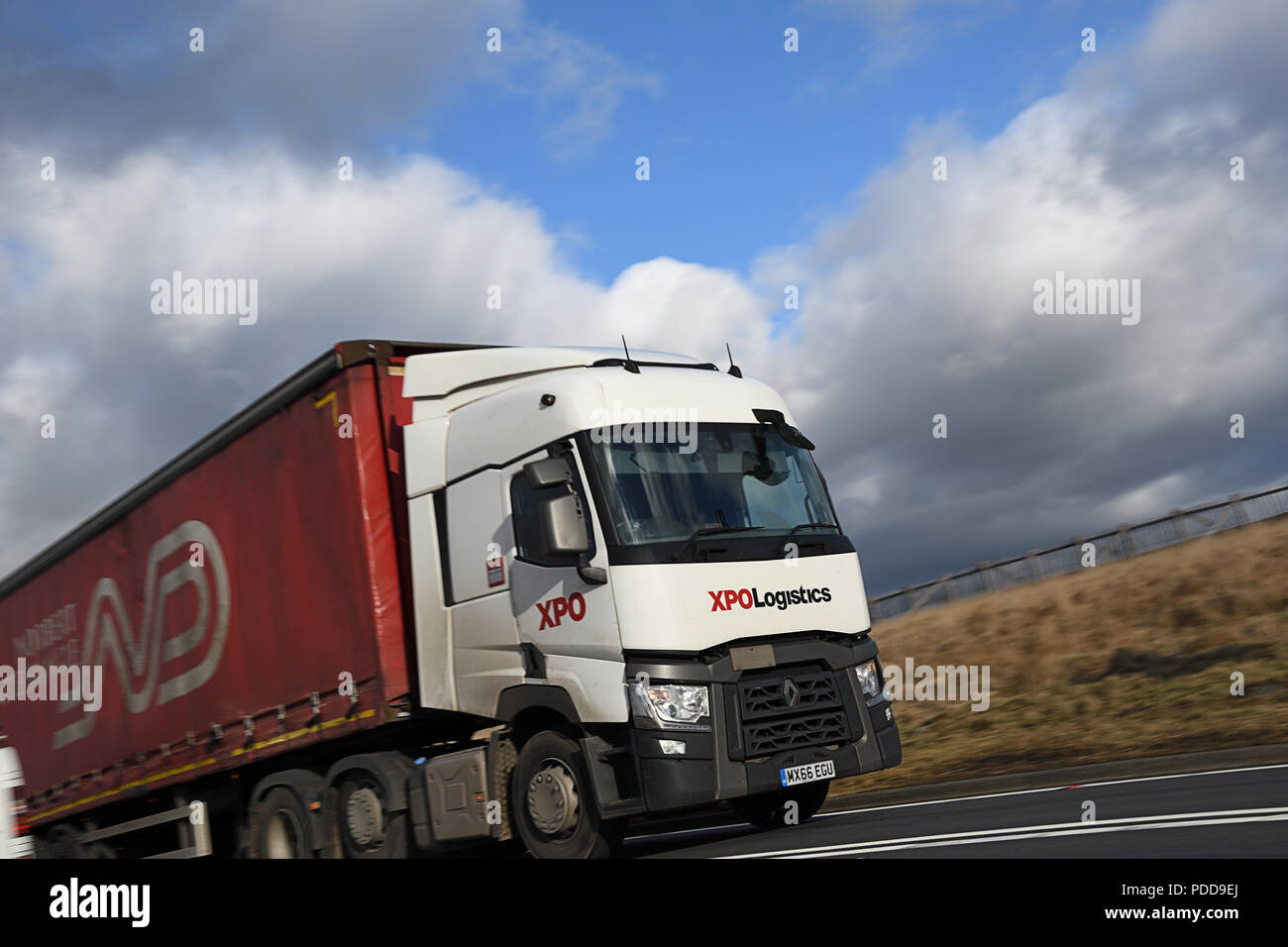 XPO logistica curtainsider Renault camion sulla Woodhead Pass, Yorkshire Foto Stock