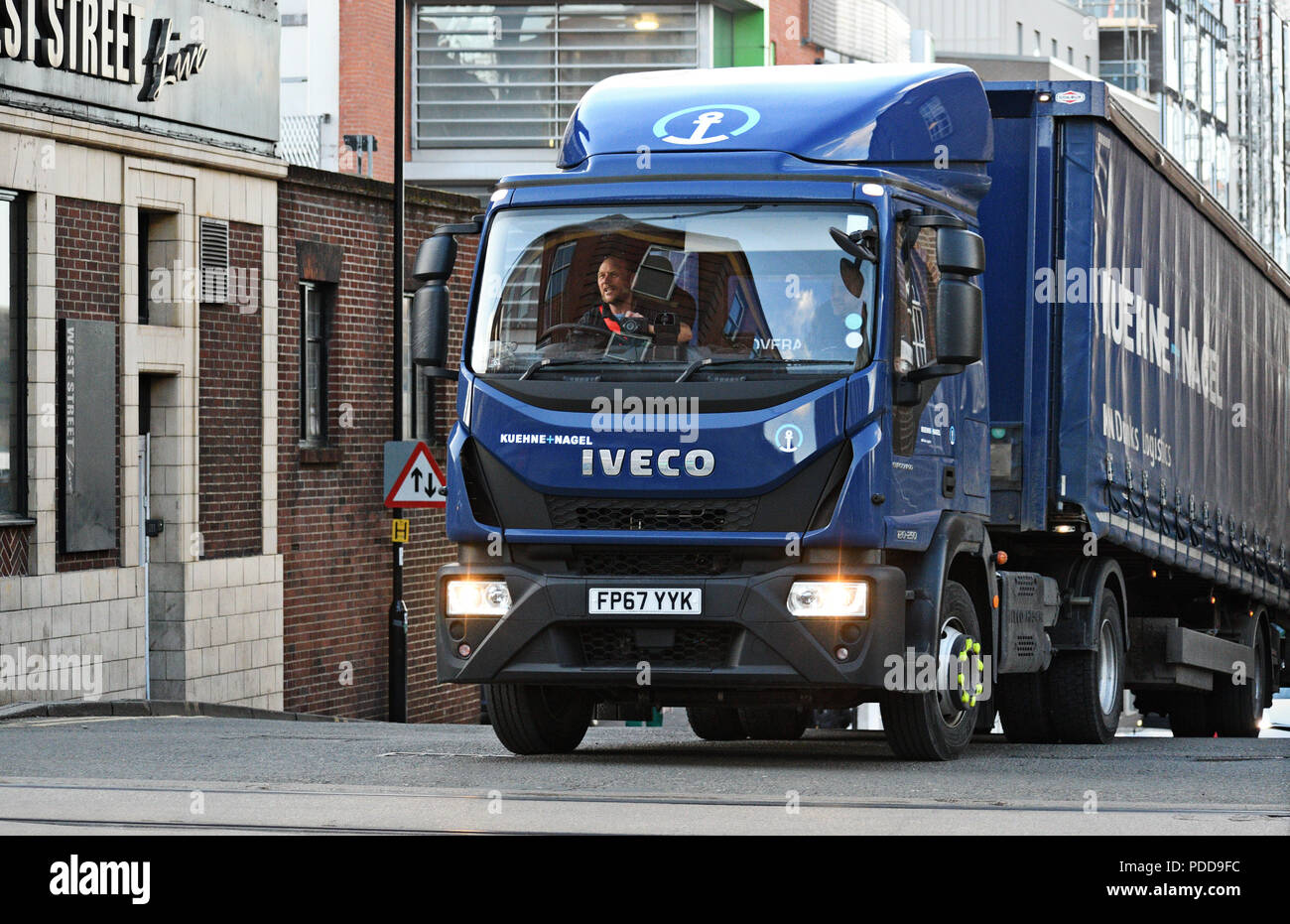 E Kuehne Nagel Iveco curtainsider carrello attraversa West Street a Sheffield, Regno Unito Foto Stock