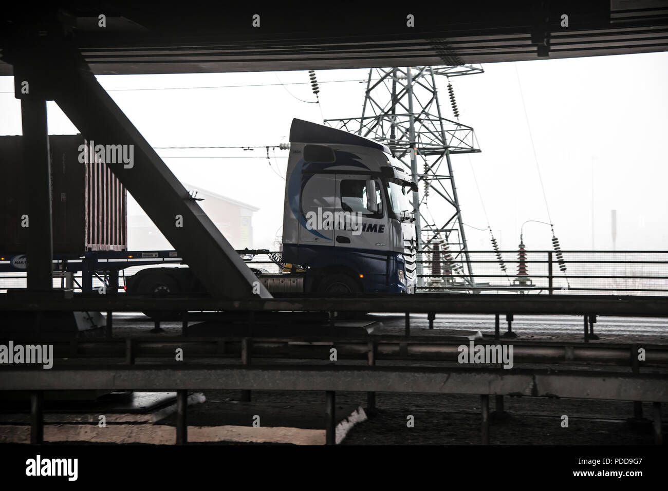 Trasporti marittimi Mercedes-Benz Actros contenitore carrello attraversa il ponte inferiore del viadotto Tinsley, Sheffield. Foto Stock