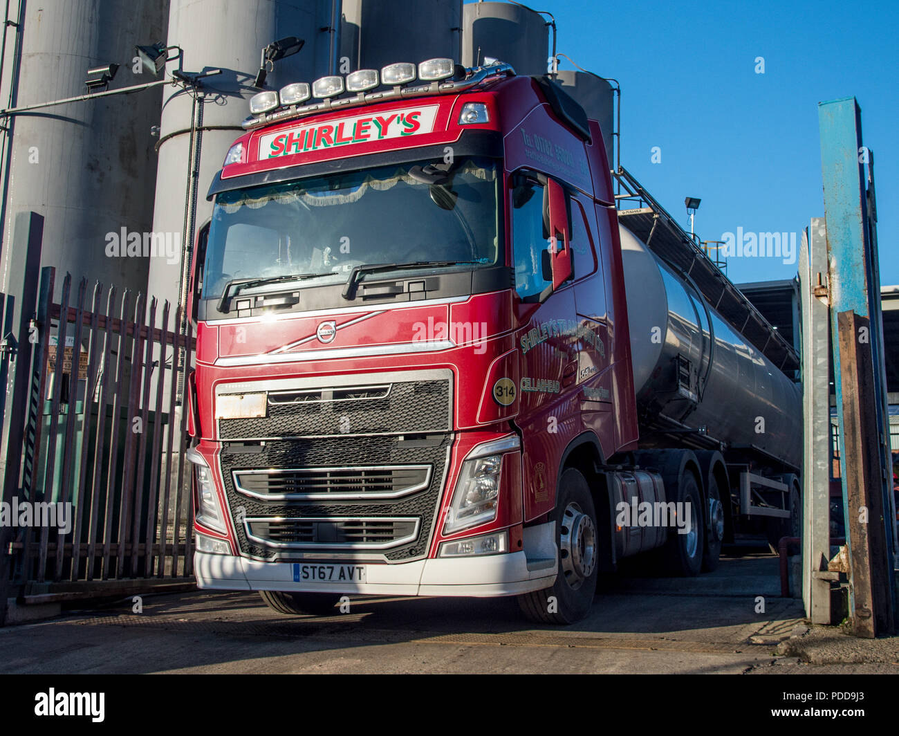 Volvo tanker in attesa in un olio impianto di riciclaggio nel South Yorkshire Foto Stock