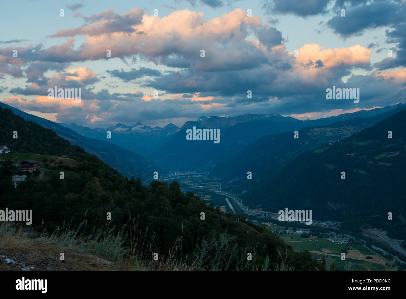Alpi svizzere che circonda una cittadina svizzera Foto Stock