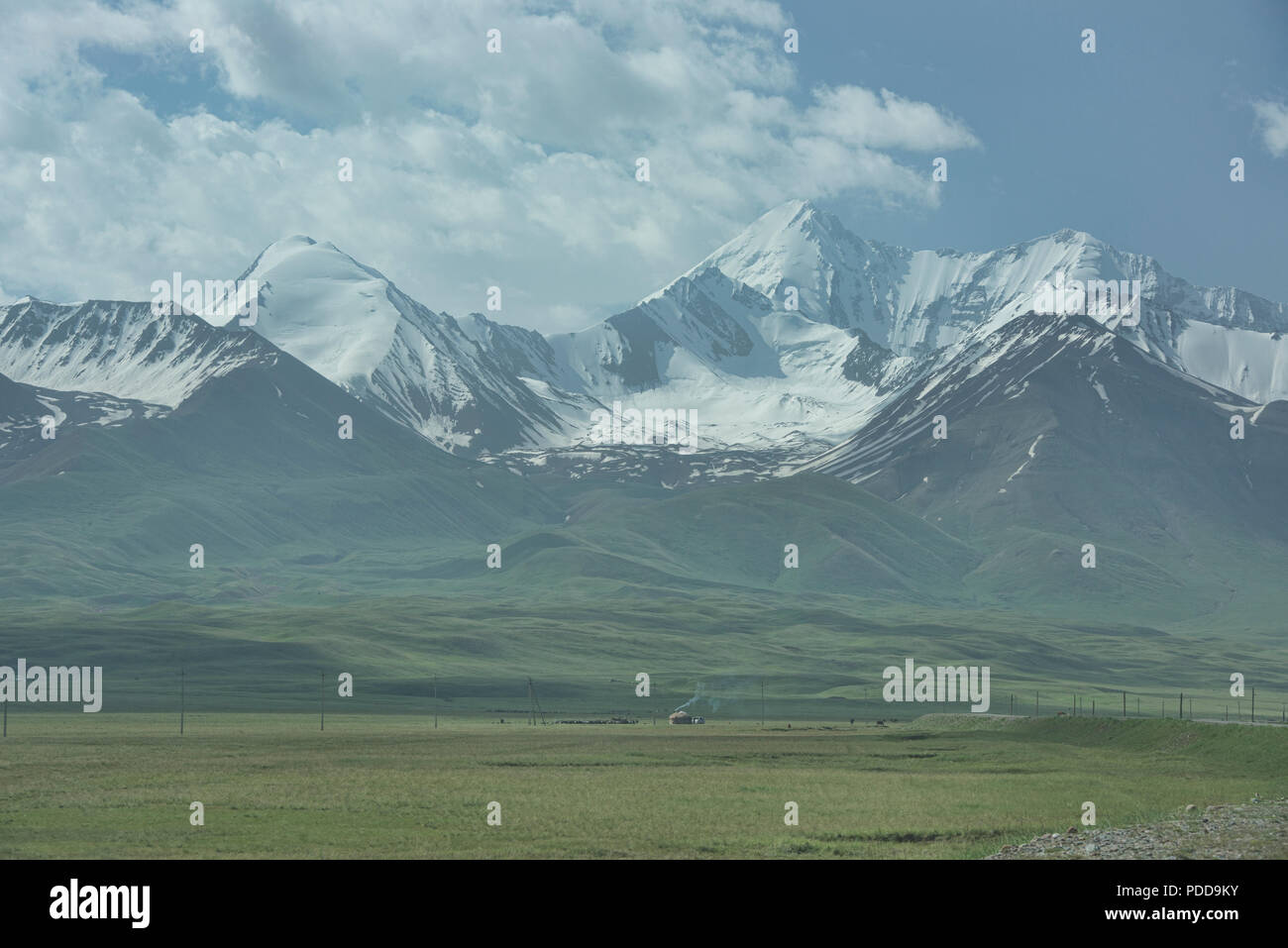 Il High Pamirs salire su una solitaria yurt lungo la strada del Pamir, Kirghizistan Foto Stock