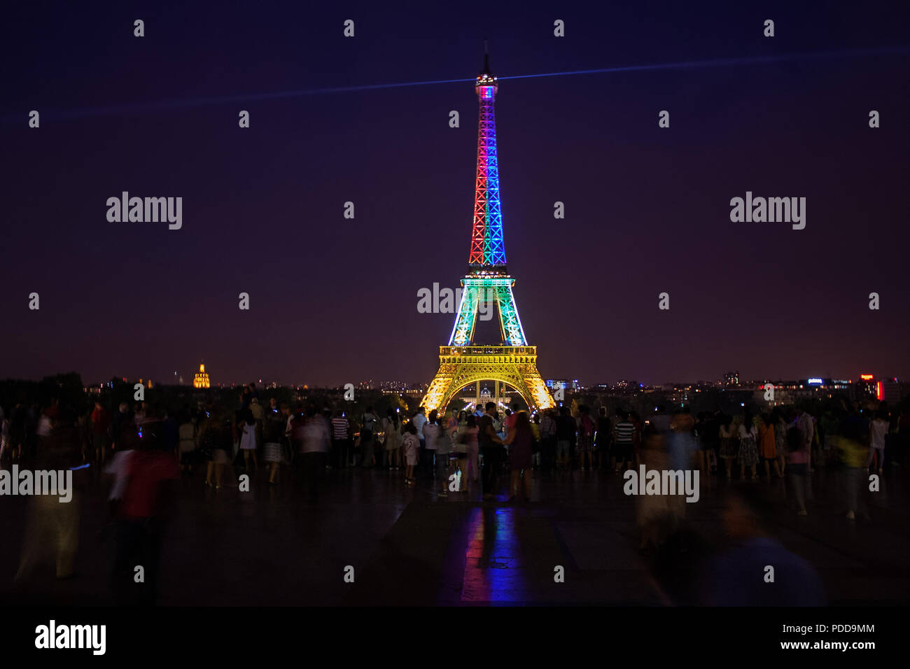 Colorata torre eiffel luci con il sudafricano bandiera colori, estate 2013 Foto Stock