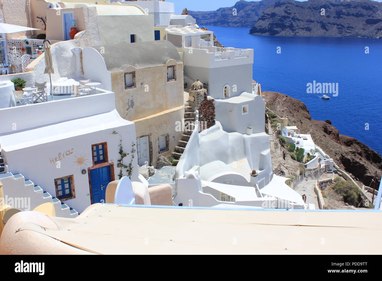 Vi avventurerete nella città sull isola di Santorini Grecia con edifici bianchi e accenti di blu, insieme con la caldera in background. Foto Stock
