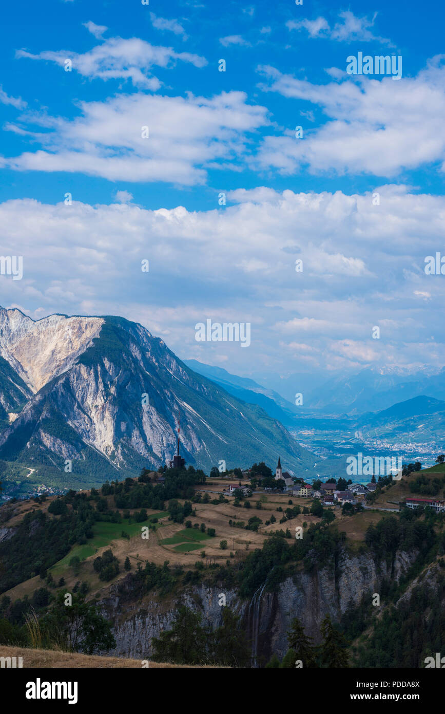 Alpi svizzere che circonda una cittadina svizzera Foto Stock