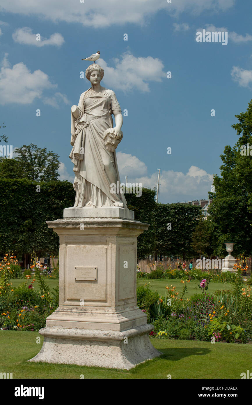 Statua nel giardino del Louvre a Parigi, estate Foto Stock