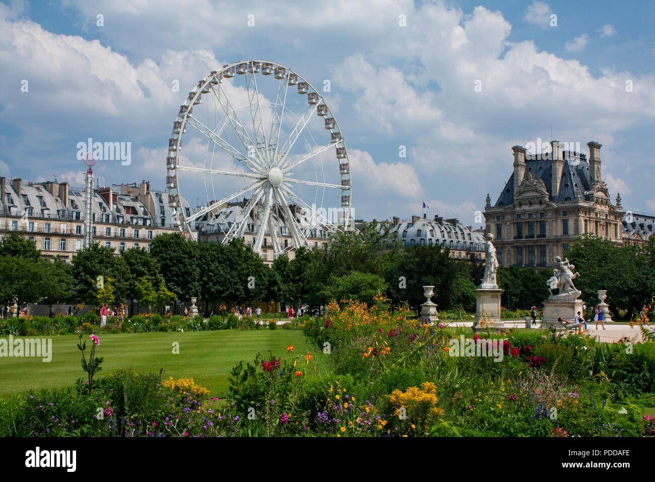 Louvre ruota panoramica con giardino a Parigi, estate Foto Stock