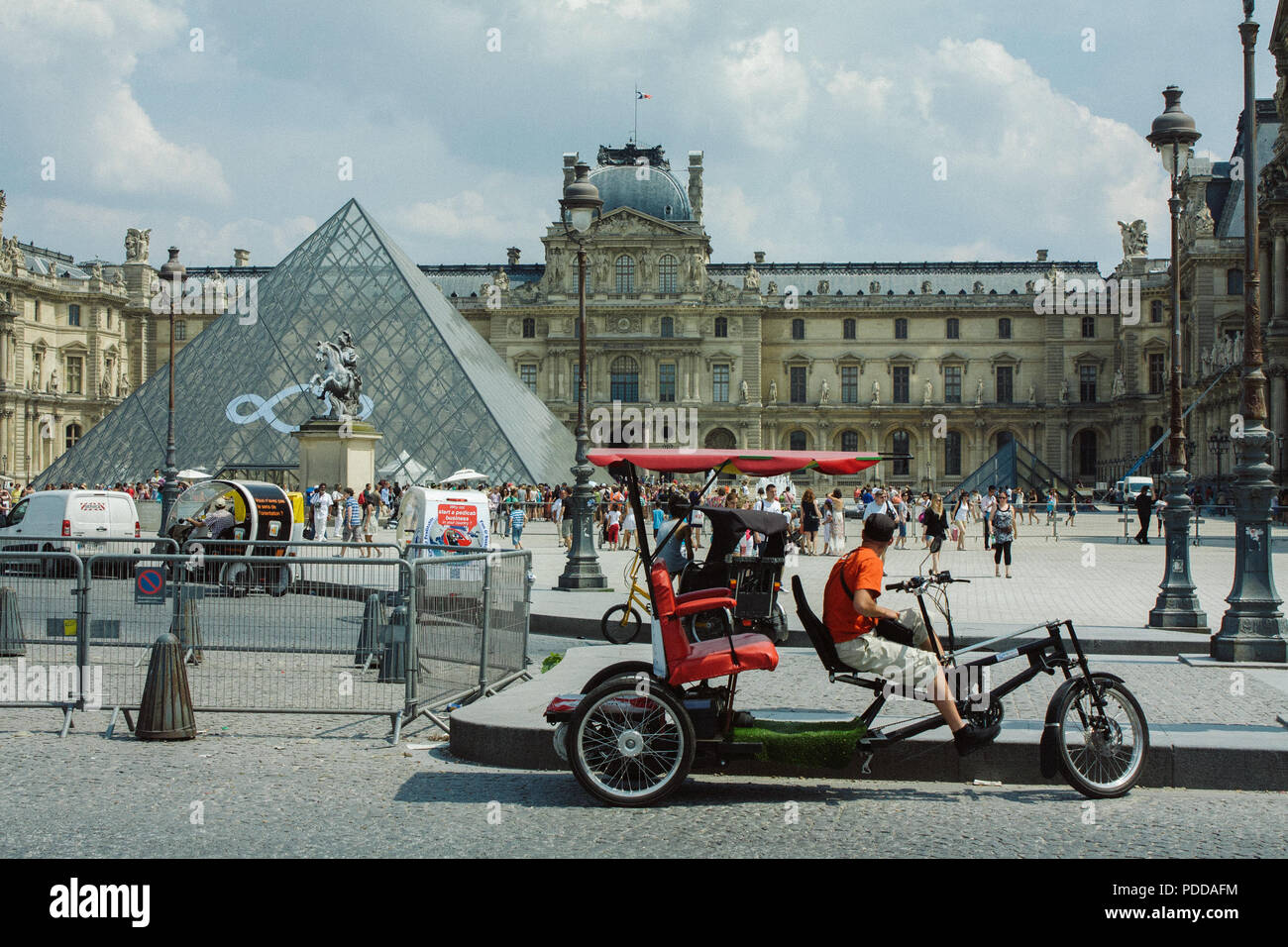 Carrello turistico di fronte al Louvre di Parigi, estate Foto Stock