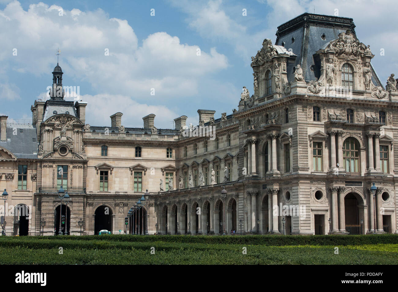 Lato del Louve Museum di Parigi, estate Foto Stock