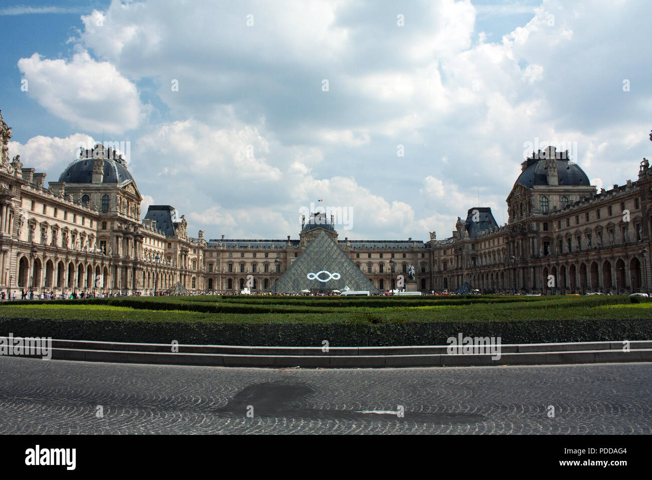 Museo del Louvre con la piramide, a Parigi, estate Foto Stock