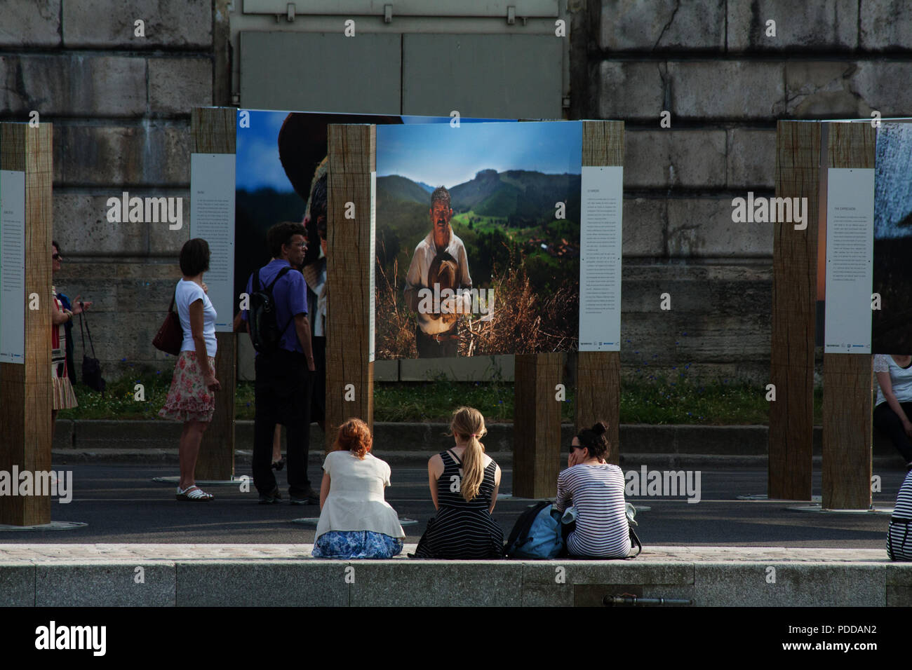 Gli astanti su un open art photo expo di Parigi, l'estate. Foto Stock