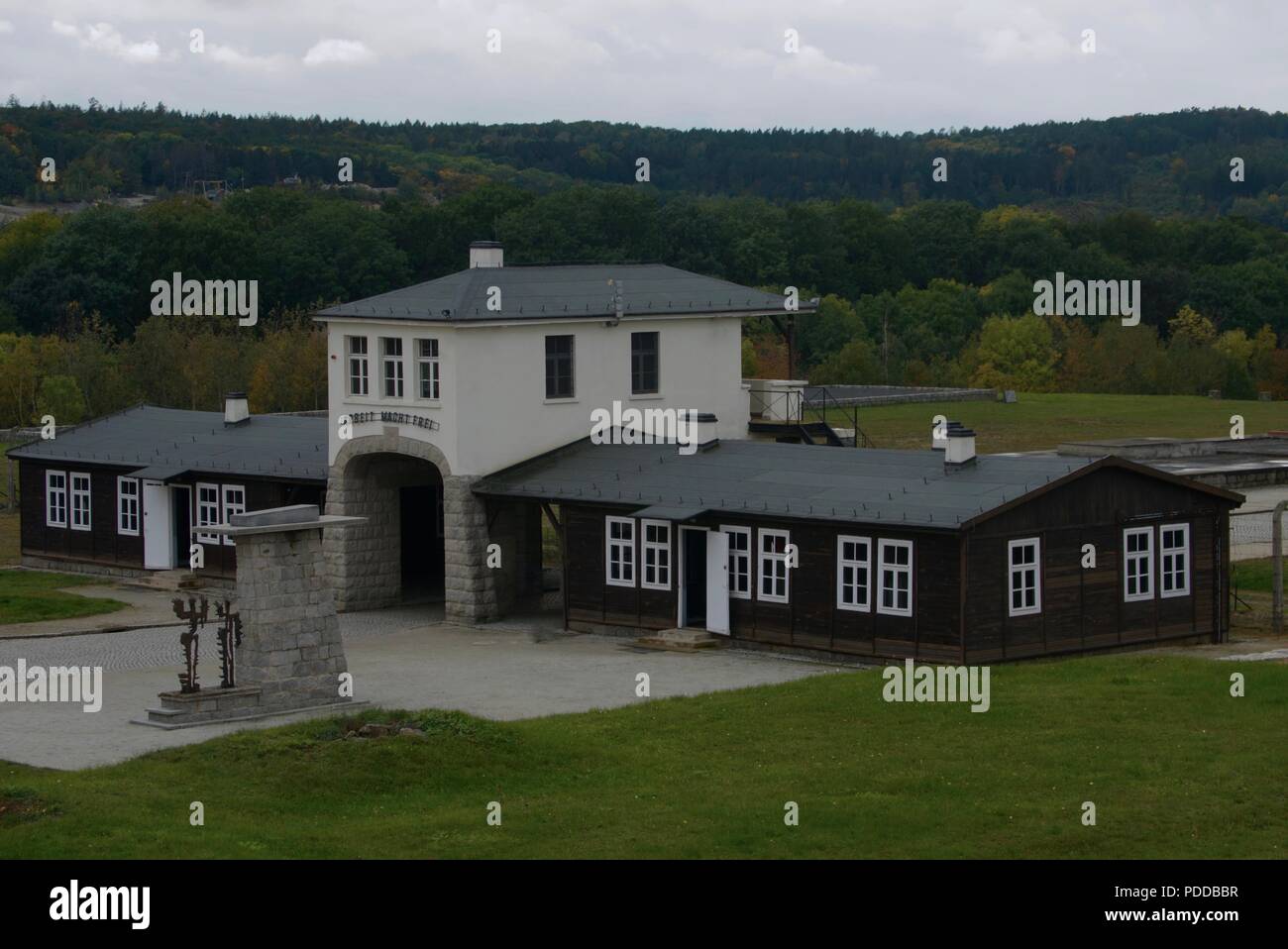 KL Gross-Rosen, campo di concentramento porta di ingresso a Rogoznica, Polonia- Iscrizione: Arbeit macht frei (traduzione: lavoro vi rende liberi) Foto Stock