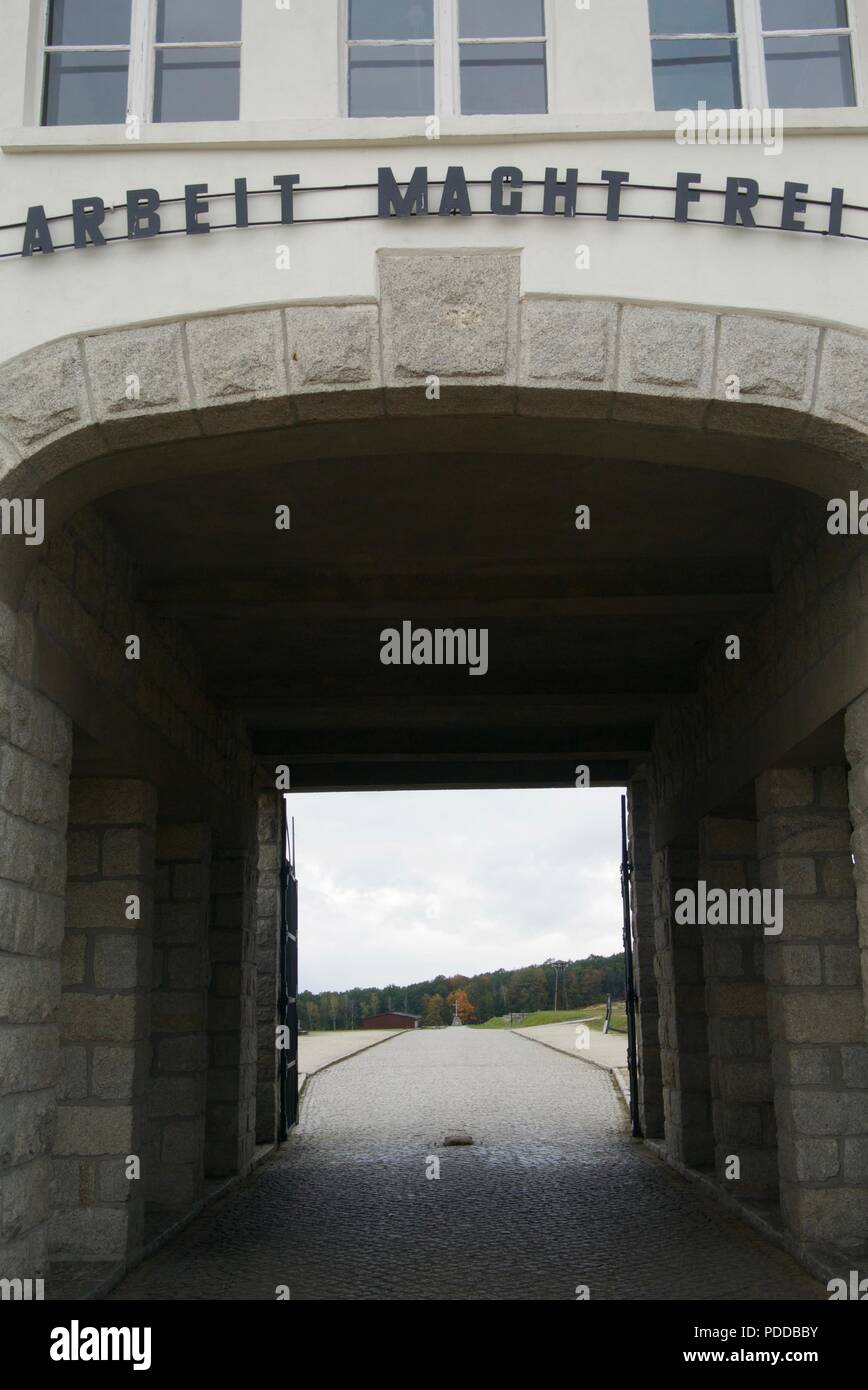 KL Gross-Rosen, campo di concentramento porta di ingresso a Rogoznica, Polonia- Iscrizione: Arbeit macht frei (traduzione: lavoro vi rende liberi) Foto Stock