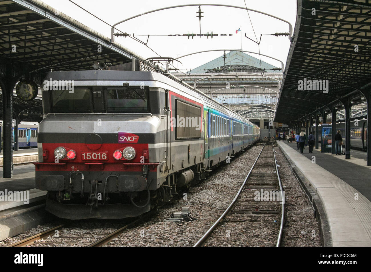 Parigi, Francia - 11 agosto 2006: treni passeggeri Corail intercites pronti per la partenza a Parigi stazione ferroviaria Gare de l'Est, appartenente alla società di SNCF Foto Stock