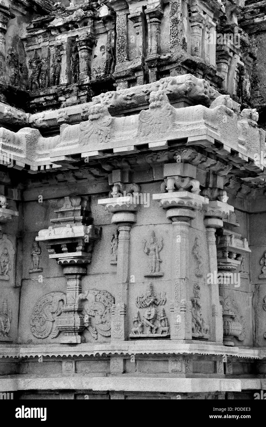 Il carving dettagli sulla parete esterna di Hazara Rama tempio, Hampi, Karnataka, India Foto Stock