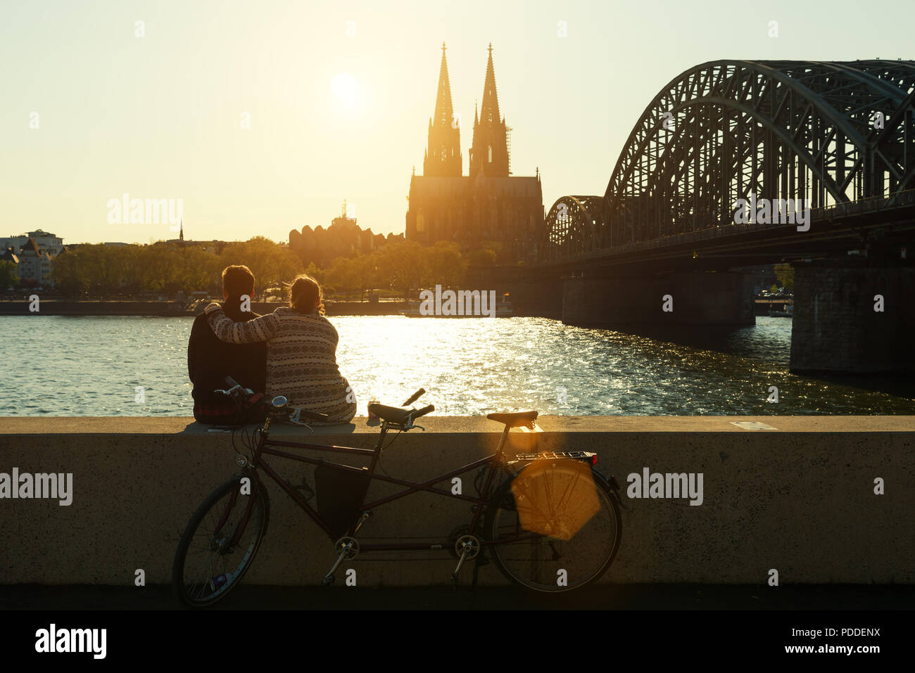 Giovane coppia romantica di trascorrere le loro vacanze a Colonia, Germania. Viaggi, vacanze e concetto romantico. Foto Stock