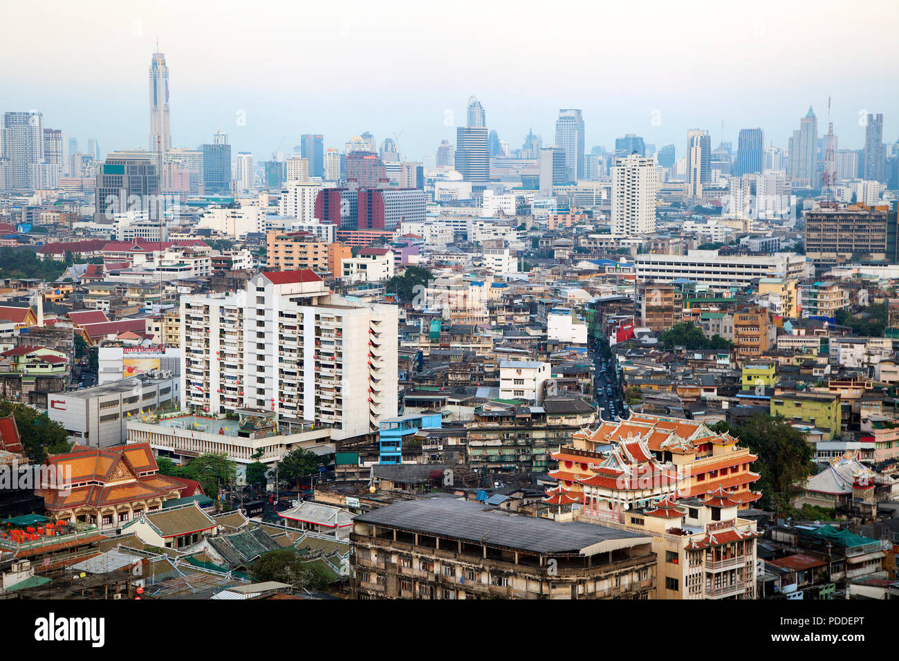 Vista da una parte superiore di Chinatown e da una parte moderna della città di Bangkok, Thailandia Foto Stock