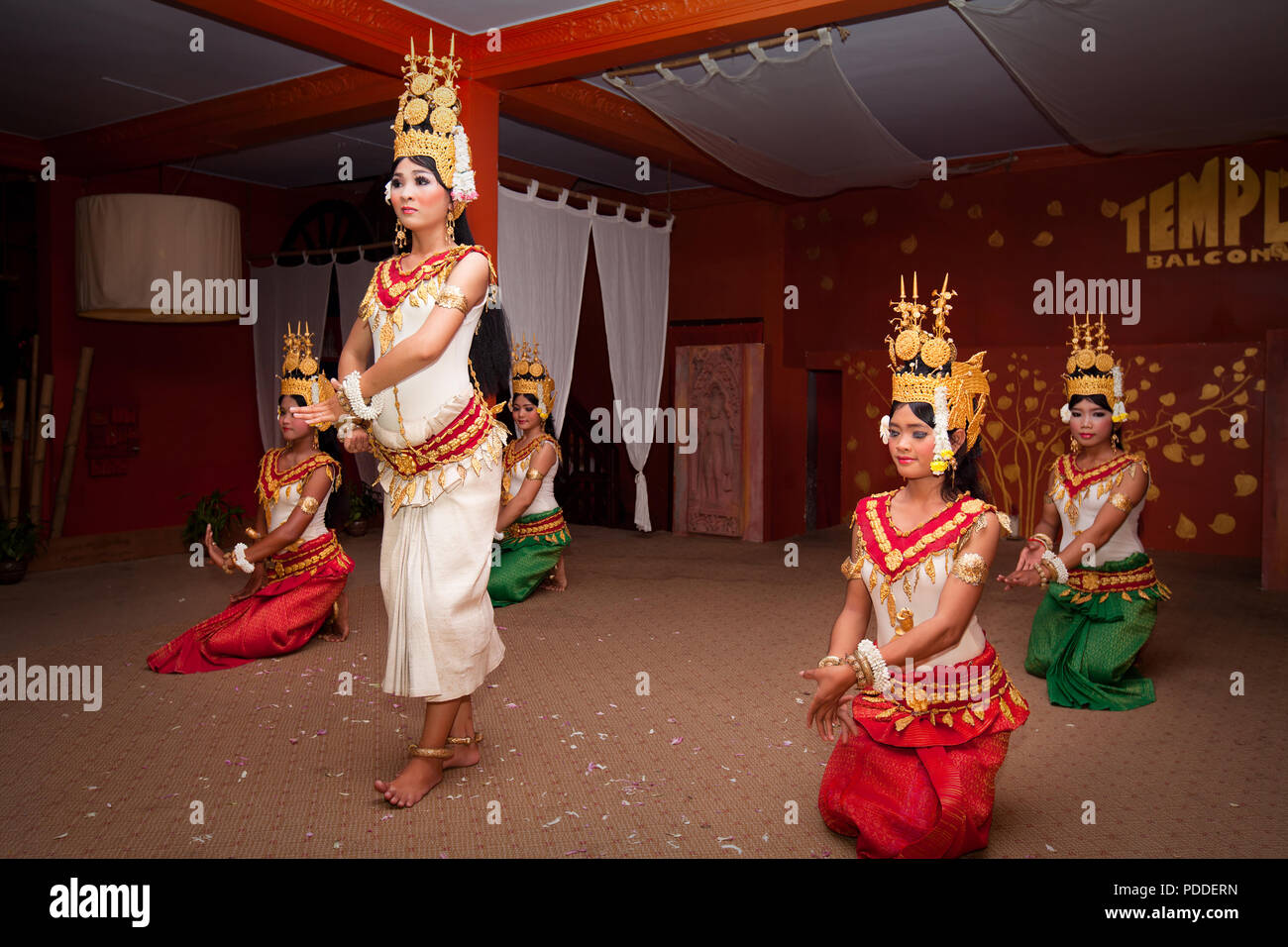 Ragazze danza folk dance cambogiana Apsara nella città di Siem Reap, Cambogia Foto Stock