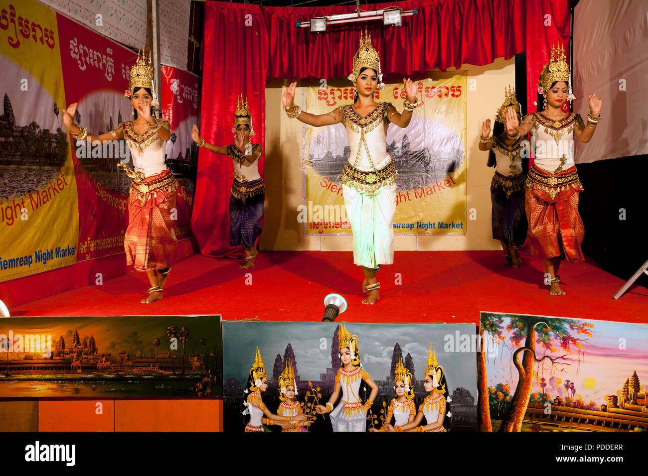Ragazze danza folk dance cambogiana Apsara nella città di Siem Reap, Cambogia Foto Stock