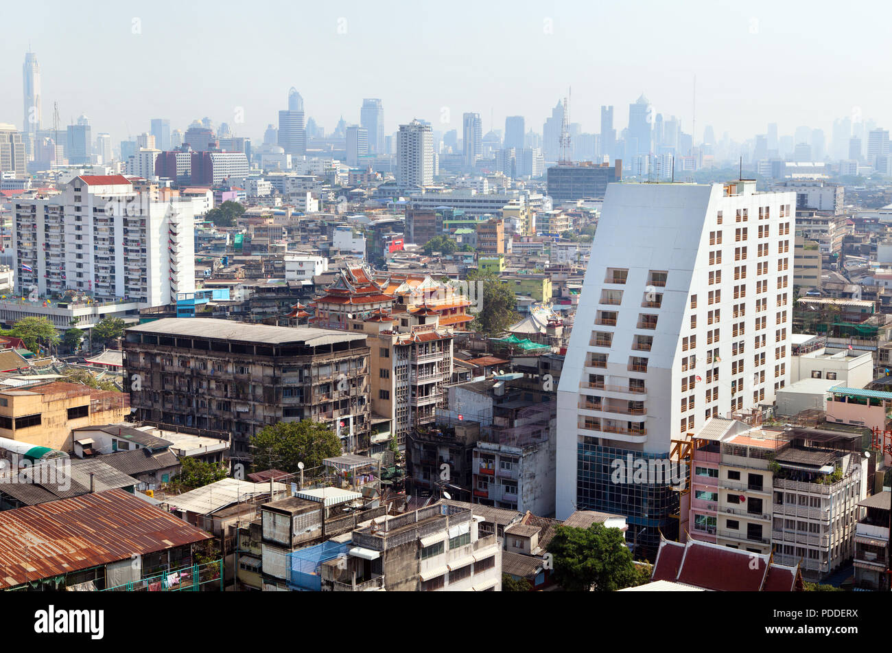 Vista da una parte superiore di Chinatown e da una parte moderna della città di Bangkok, Thailandia Foto Stock